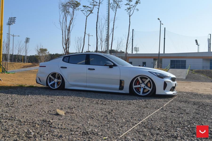  Kia Stinger GT on Vossen Wheels (CV3R) (CK) 2018 года  (фото 2 из 5)
